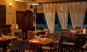 Outdoor dining - Room 'Masseria Giamarra, Room 6' with Shared Pool, Wi-Fi and Air Conditioning (Carpignano Salentino)