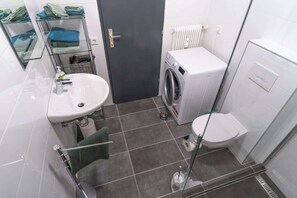 Dusche, Haartrockner, Shampoo