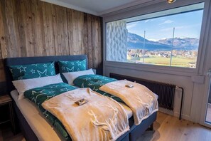 Escritorio, tabla de planchar con plancha, wifi gratis y ropa de cama 
