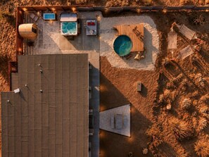 Property grounds - Poco Cielo • Modern Desert Escape with Pool & Sauna (Joshua Tree)