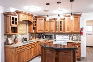Private kitchen - Modern 2 bed - Near Hospitals - Family-Friendly (Spokane)