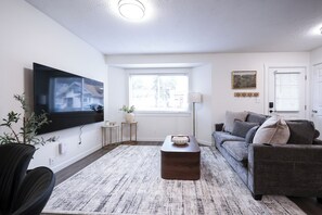 Living area - Modern 2 bed - Near Hospitals - Family-Friendly (Spokane)