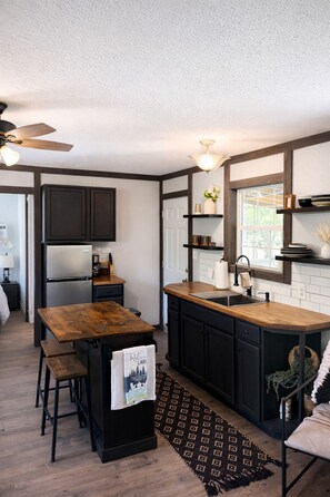 Private kitchen - Cozy Fox Cabin/fire pit with lake view (Wyandotte)