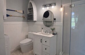 Een douche, een haardroger, handdoeken, zeep