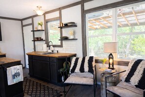 Interior - Cozy Fox Cabin/fire pit with lake view (Wyandotte)