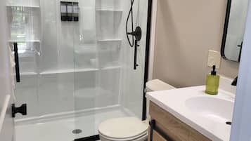 Dusche, Haartrockner, Handtücher, Seife