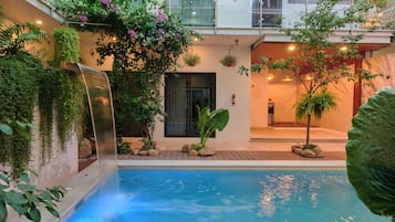 Una piscina al aire libre
