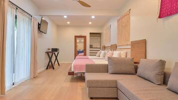 Ropa de cama de alta calidad y caja de seguridad en la habitación