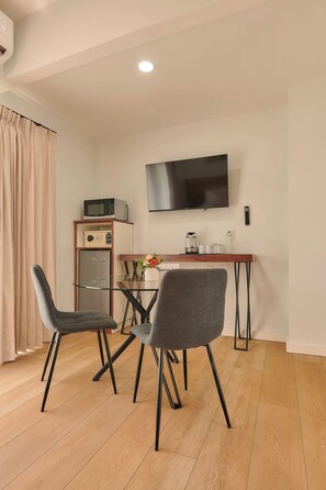 Comfort-huone, parveke | Ruokailu
