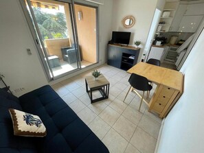 Living area - Vrbo Property (Bandol)