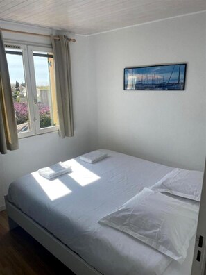 Iron/ironing board, WiFi, bed sheets - Vrbo Property (Bandol)