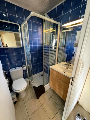 Shower, hair dryer, towels, soap - Vrbo Property (Bandol)