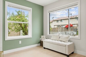 Living area - Fresh Renovated Home 4B/2B Near SEA Airport/Light Rail (Tukwila)