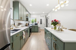 Private kitchen - Fresh Renovated Home 4B/2B Near SEA Airport/Light Rail (Tukwila)
