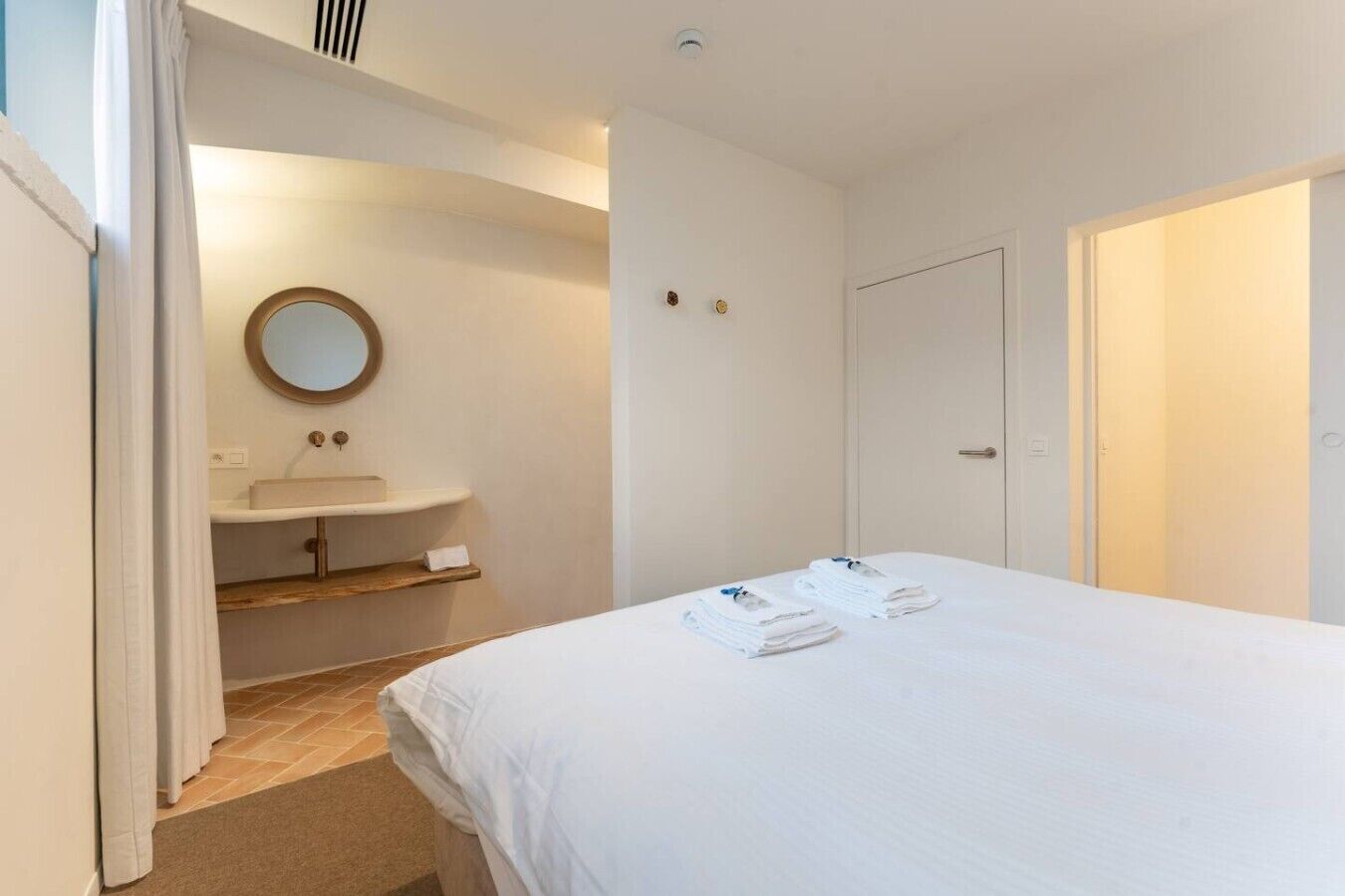 Desk, iron/ironing board, travel crib, WiFi