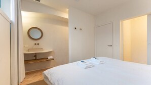 A hotel room with a bed, a sink, and a mirror. - Violet ~ Romantische suite in Brugge (Brugge)