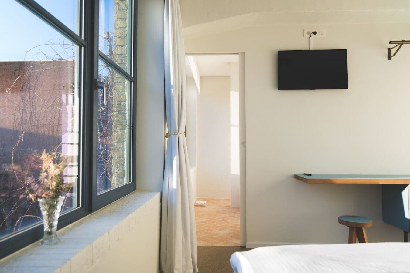 Desk, travel crib, WiFi, bed sheets