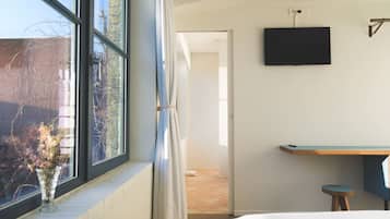 Desk, travel crib, WiFi, bed sheets