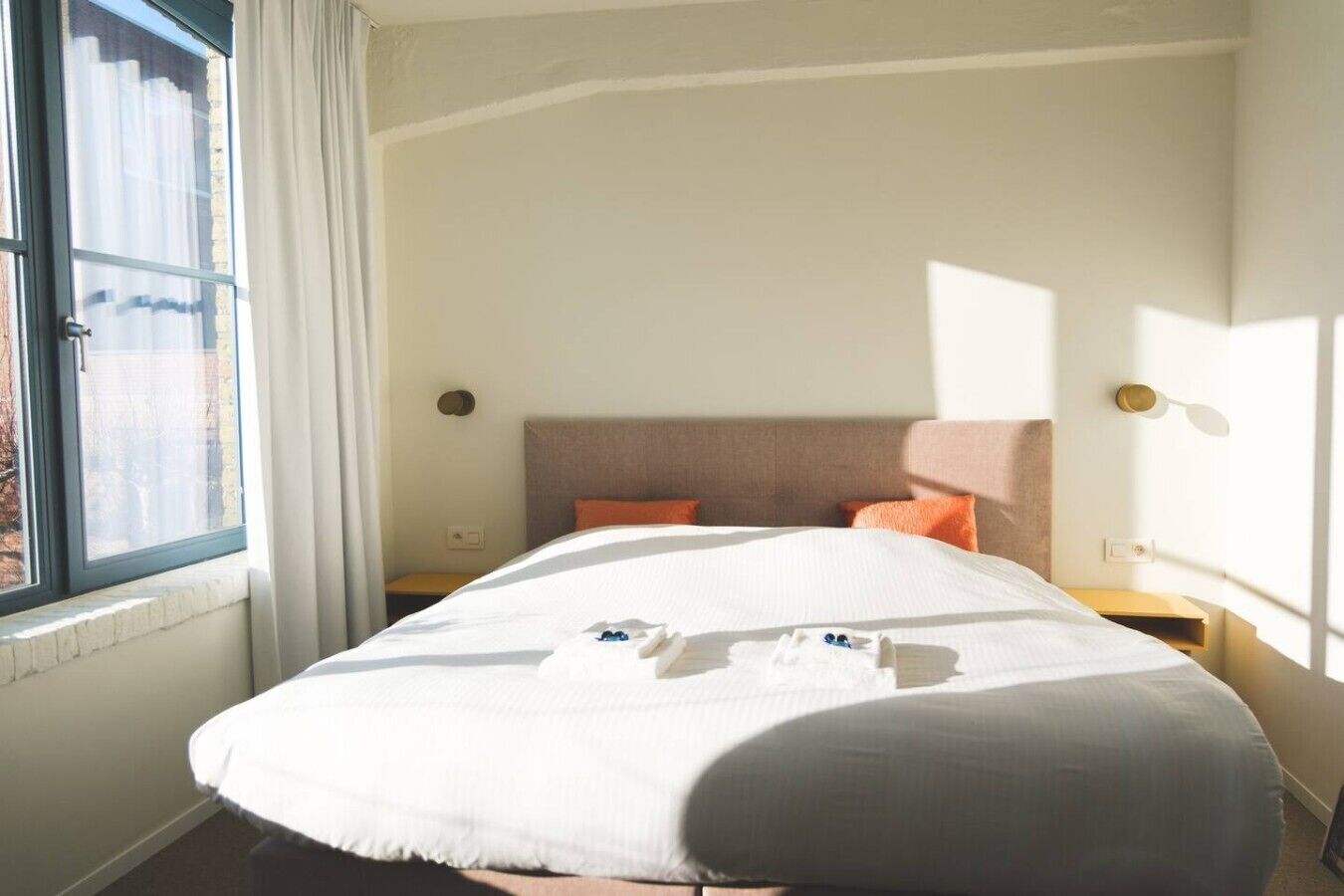 Schreibtisch, Bügeleisen/Bügelbrett, Reisekinderbett, WLAN