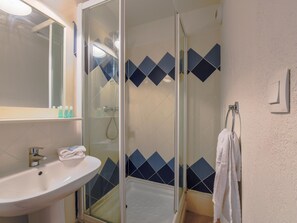 Apartment | Bathroom - Lakeside Haven in Le Barcares (Le Barcares)