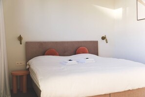 Schreibtisch, Bügeleisen/Bügelbrett, Reisekinderbett, WLAN