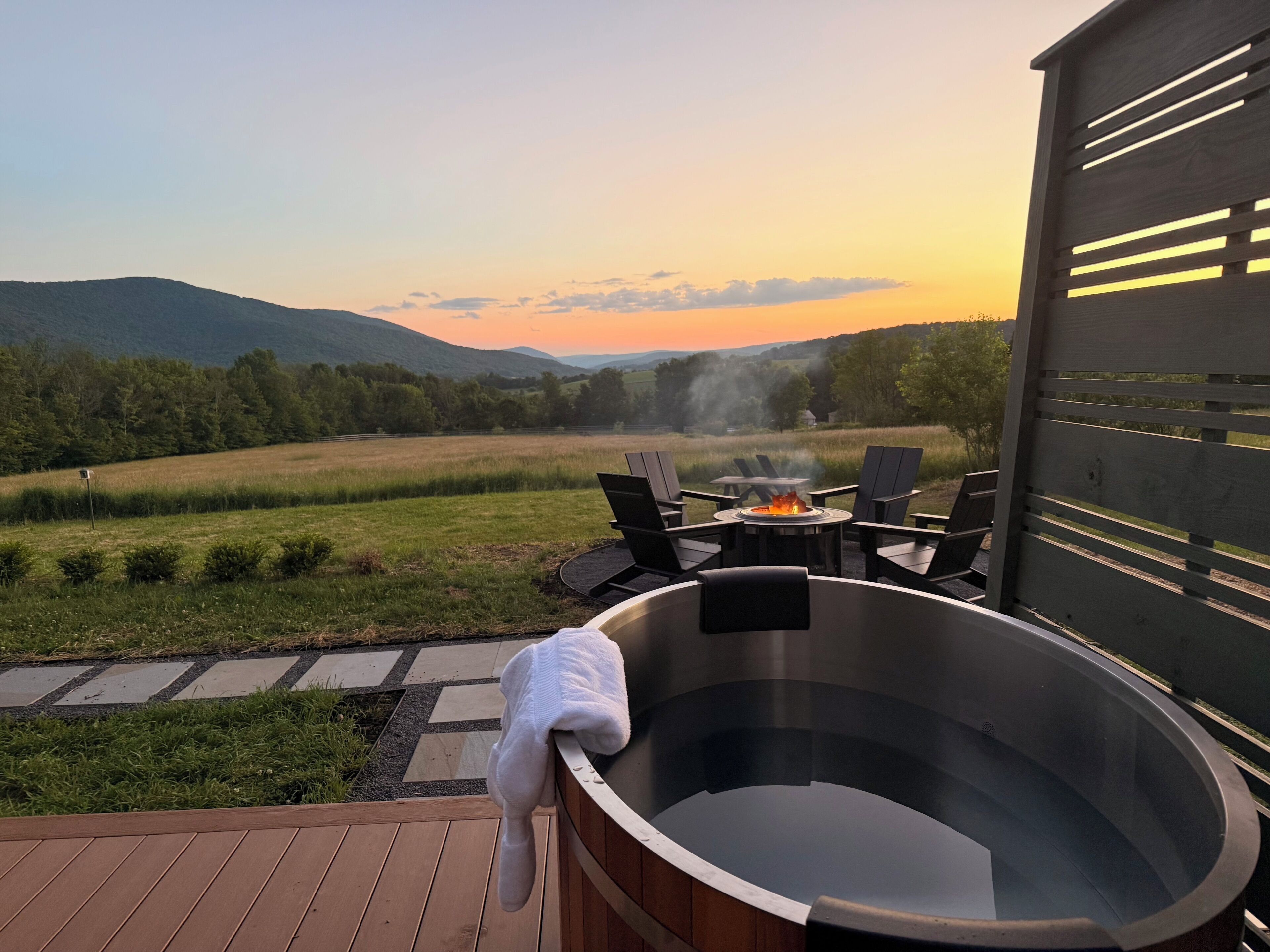 Sunset mountain views with private soaking tub and cozy fire pit