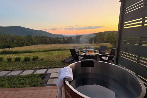 Sunset mountain views with private soaking tub and cozy fire pit