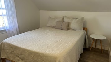 3 sovrum, skrivbord, strykjärn/strykbräda och resesäng