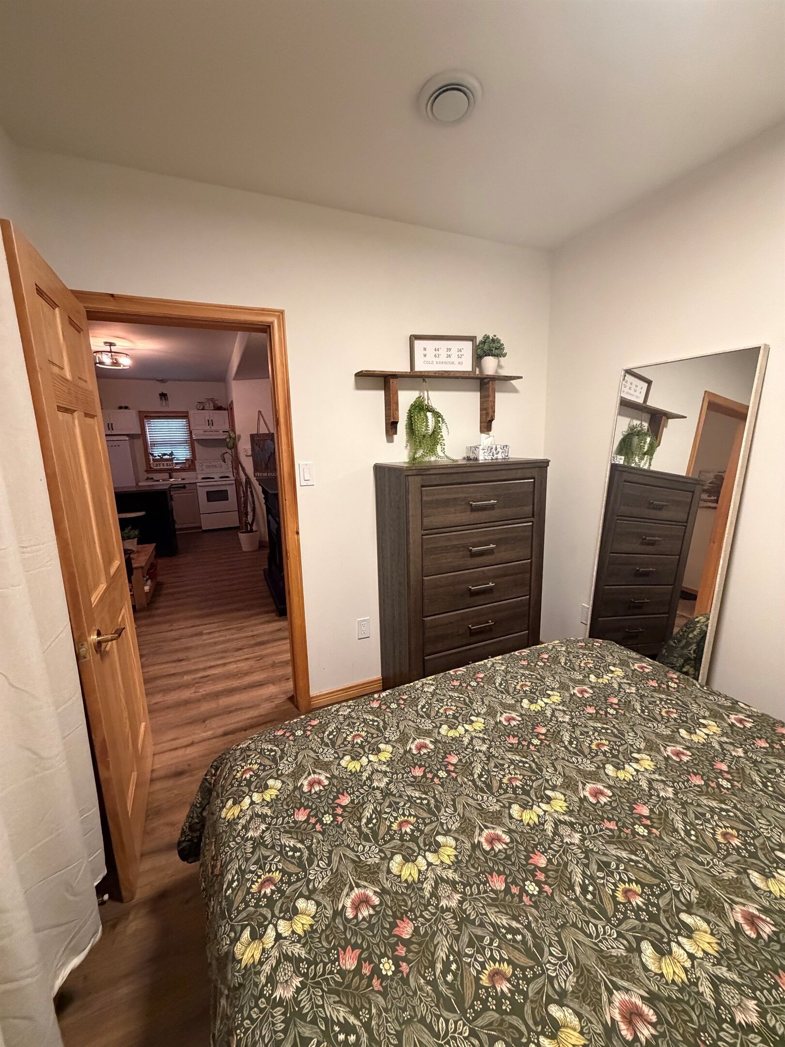 1 slaapkamer, een strijkplank/strijkijzer, wifi, beddengoed