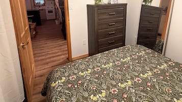 1 slaapkamer, een strijkplank/strijkijzer, wifi, beddengoed