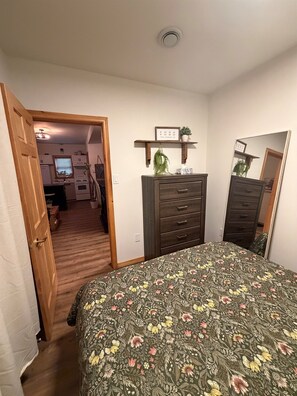 1 habitación, tabla de planchar con plancha, wifi y ropa de cama 