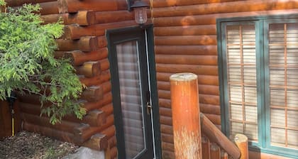 The Cozy Cabin Nook - Heart of Fall River
