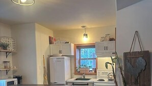 Private kitchen - The Cozy Cabin Nook - Heart of Fall River (Fall River)