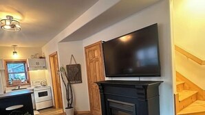 Living area - The Cozy Cabin Nook - Heart of Fall River (Fall River)