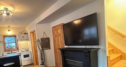 The Cozy Cabin Nook - Heart of Fall River