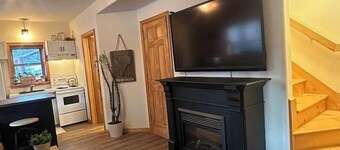 The Cozy Cabin Nook - Heart of Fall River