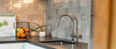 Wasserkocher mit Kaffee-/Teezubehör, Kühlschrank, Mikrowelle, Ofen