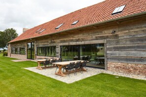 Outdoor dining - Het Klaverhof - spacious barn for 18 people (Poperinge)