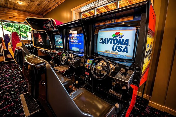 A row of racing arcade machines with 'DAYTONA USA' branding.