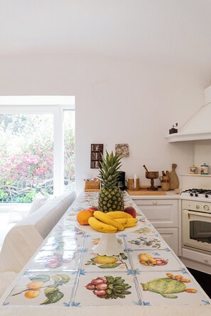 Coffee/tea maker, fridge, oven, stovetop - Bouganville by IschiaExp (Ischia Porto)
