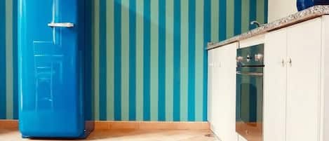 Fridge, oven, stovetop, coffee/tea maker
