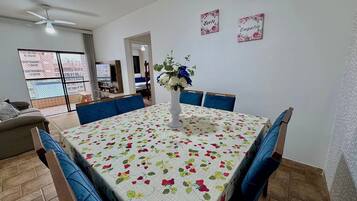 Apartamento família, sacada | Opções para refeição