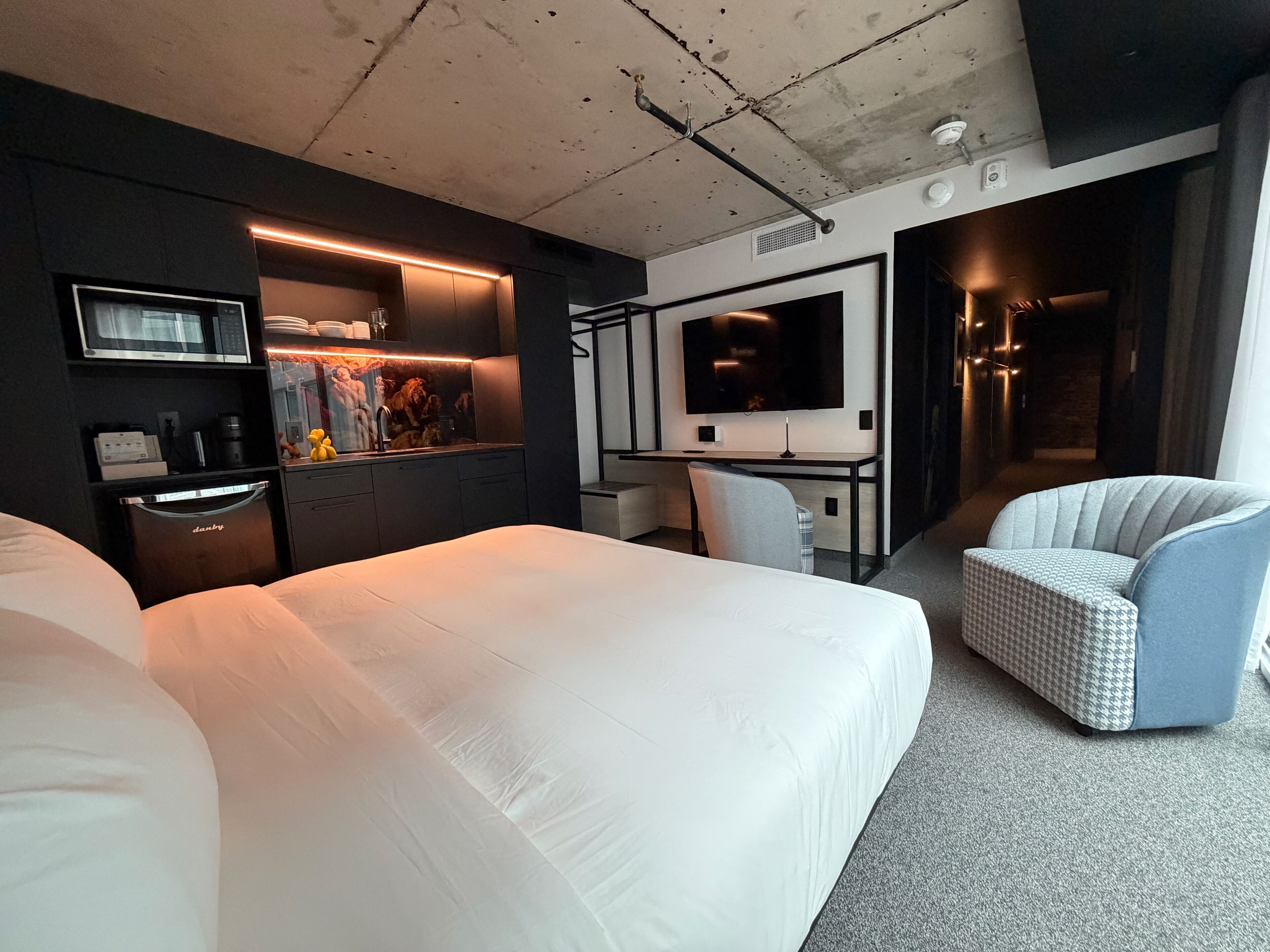 In-room safe, desk, free WiFi