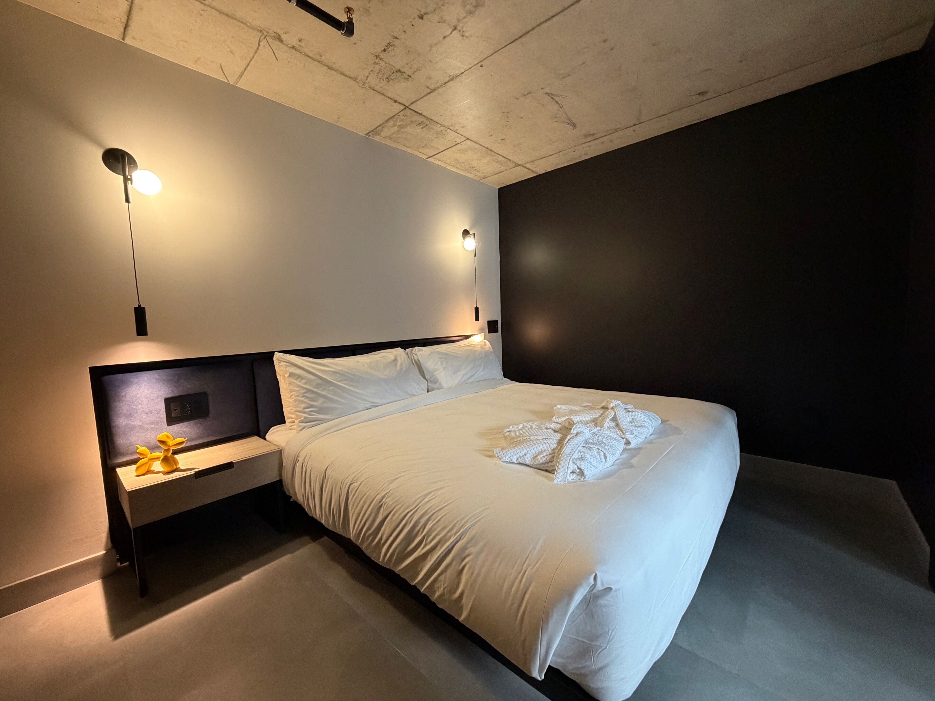 In-room safe, desk, free WiFi