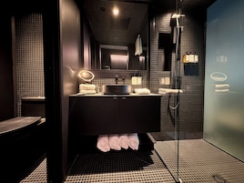 Apartamento, vistas al puerto deportivo | Baño | Ducha, secador de pelo, toallas y jabón