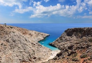 A coastal landscape with rocky terrain and a beach. - New Villa W/Heated Pool, 5 min Walk to Beach & Amenities (Georgioupoli)