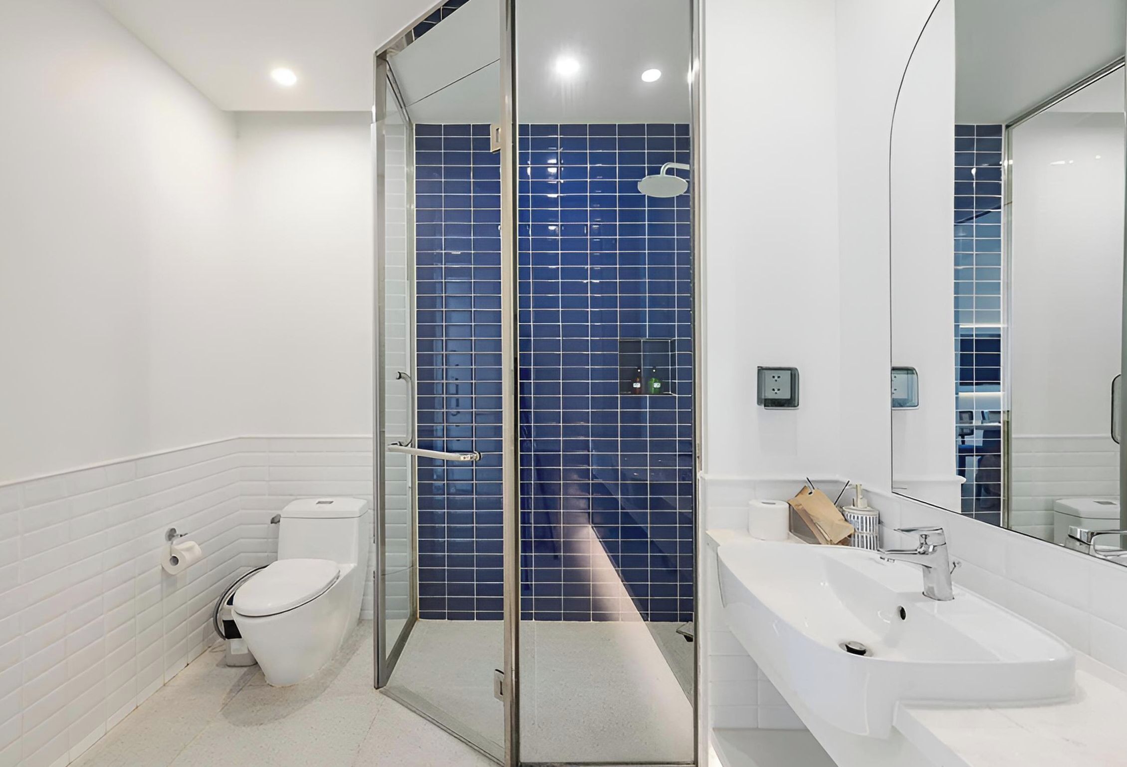 Luxe appartement, balkon, uitzicht op het strand | Badkamer | Een douche, een regendouche, een haardroger, een bidet