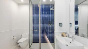 Luxe appartement, balkon, uitzicht op het strand | Badkamer | Een douche, een regendouche, een haardroger, een bidet