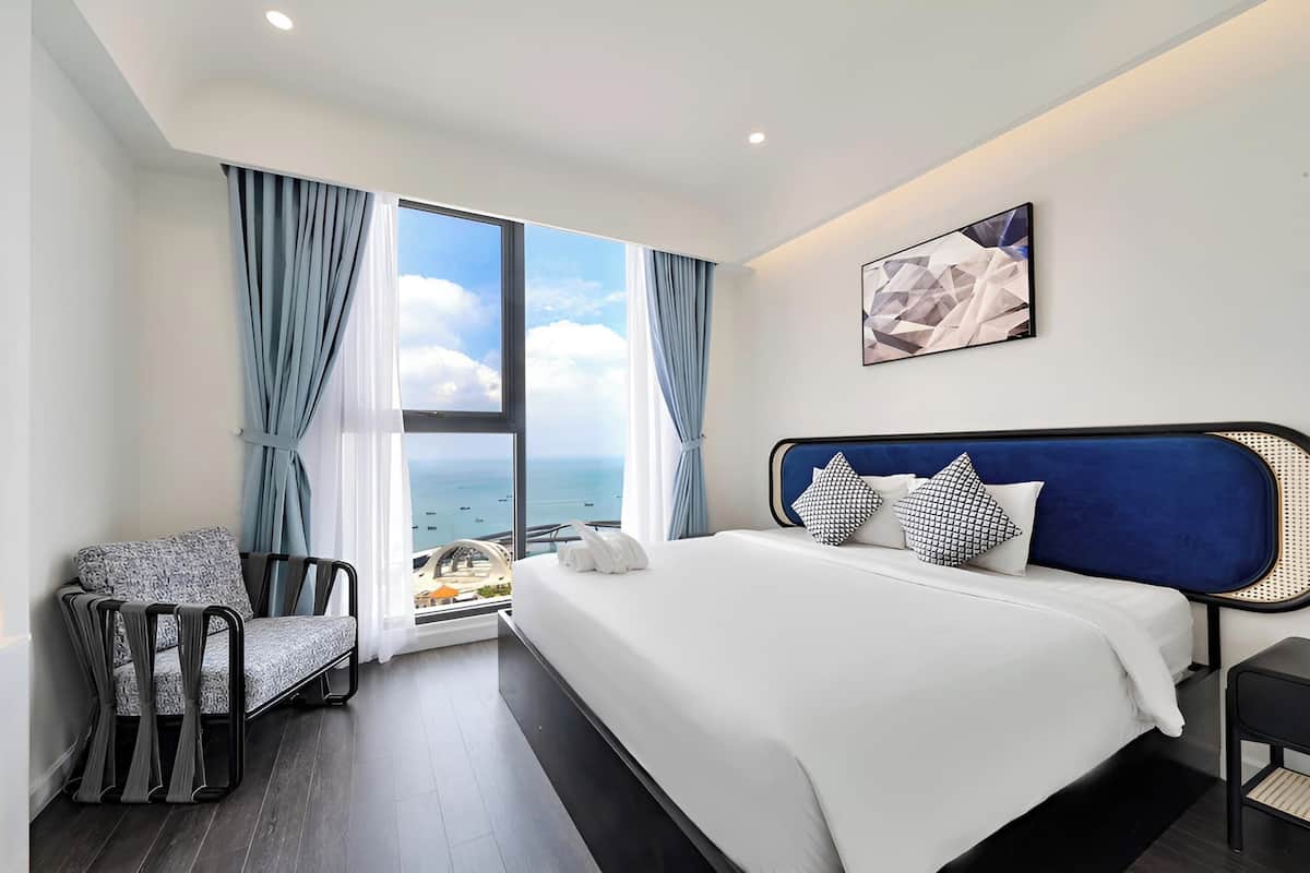 Premier Apartment, Balcony, Beach View | Desk, cribs (free), WiFi (free), bed sheets