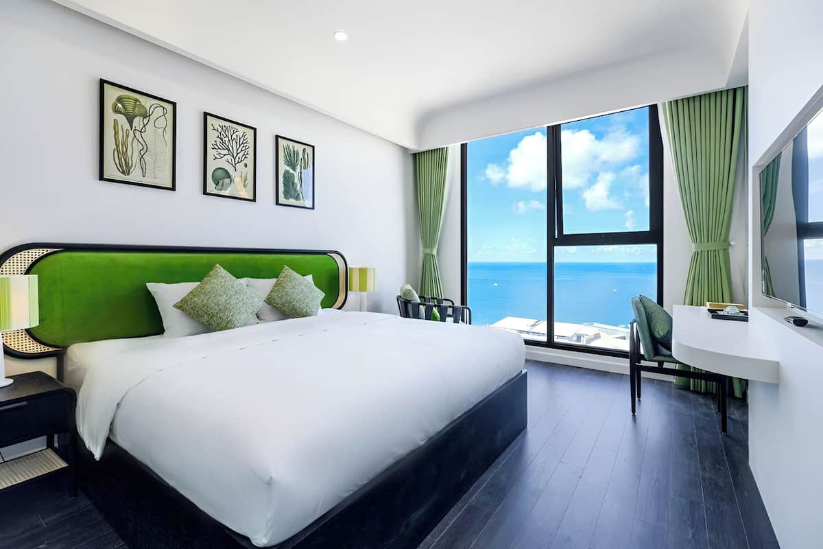 Deluxe Apartment, Balcony, Beach View | Desk, cribs (free), WiFi (free), bed sheets